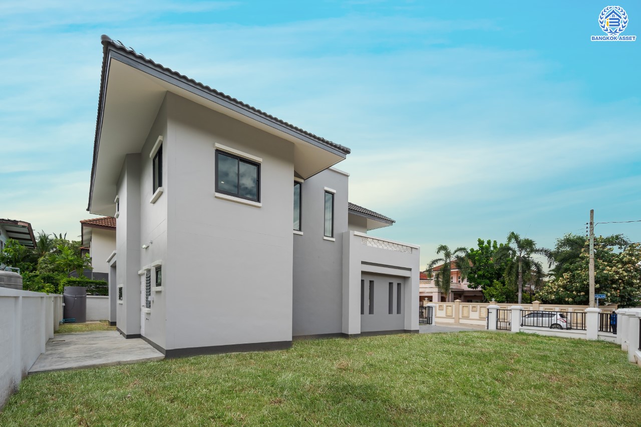 บ้านมือสองตกแต่งใหม่ ม.บ้านชมเพลิน เพชรเกษม หลังมุม เนื้อที่ 122 ตร.ว. ฟังก์ชันครบ 3 ห้องนอน 3 ห้องน้ำ 1 ห้องอเนกประสงค์ 2 ที่จอดรถ บนทำเลศักยภาพ เชื่อมต่อหลายเส้นทาง ใกล้เดอะมอลล์บางแค และรถไฟฟ้าสายสีน้ำเงิน "สถานีหลักสอง" รายล้อมด้วยสิ่งอำนวยความสะดวกครบครัน